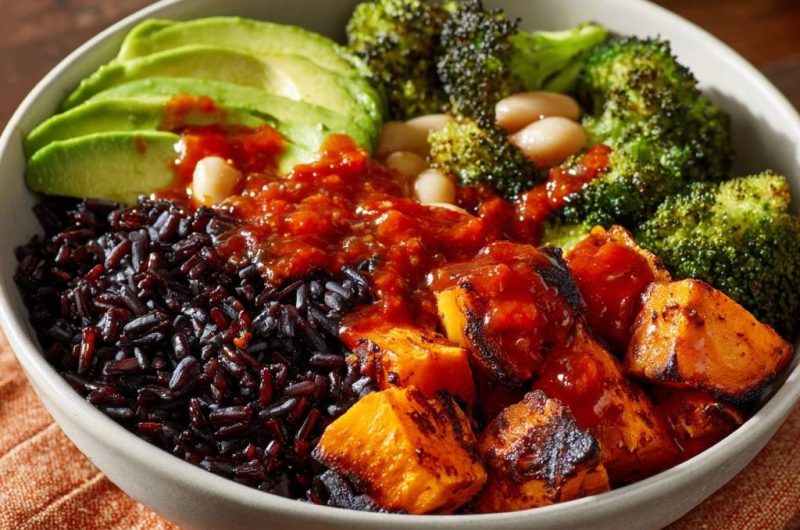 Mediterrane Power-Bowl mit schwarzem Reis