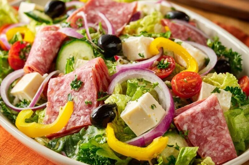 Mediterraner Antipasti-Salat mit Salami