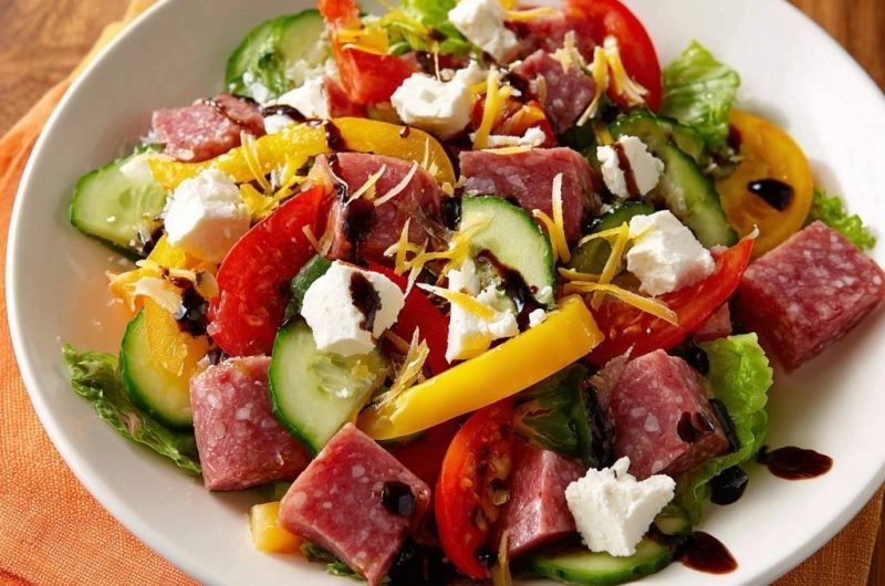 Mediterraner Salami-Feta-Salat