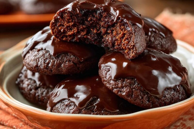 Saftige Schokoladen-Cookies mit Glanz-Glasur