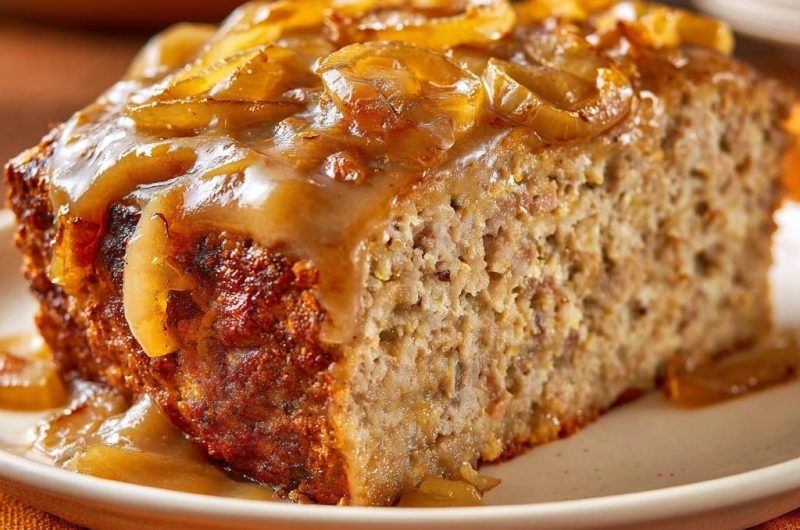 Saftiger Hackbraten mit Zwiebel-Jus