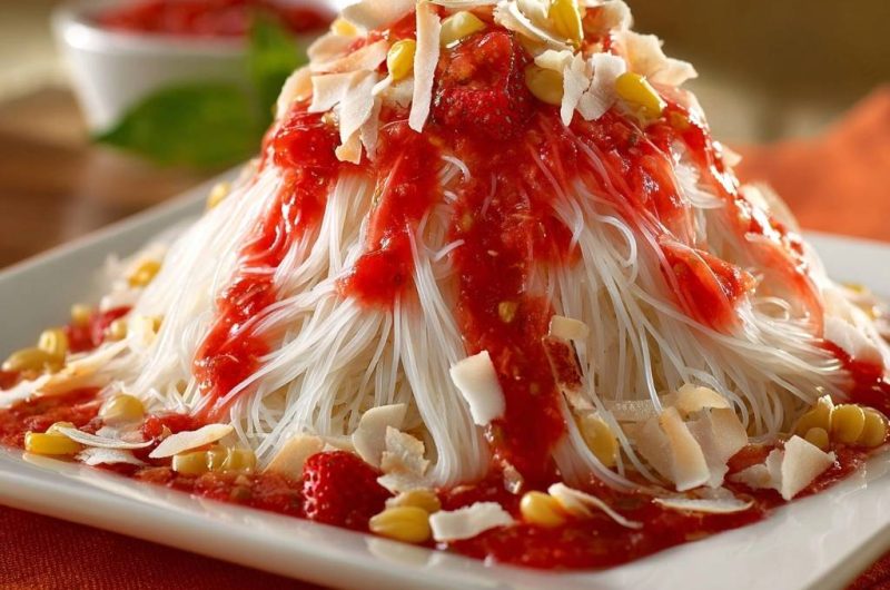 Spaghetti-Eis mit Erdbeersauce