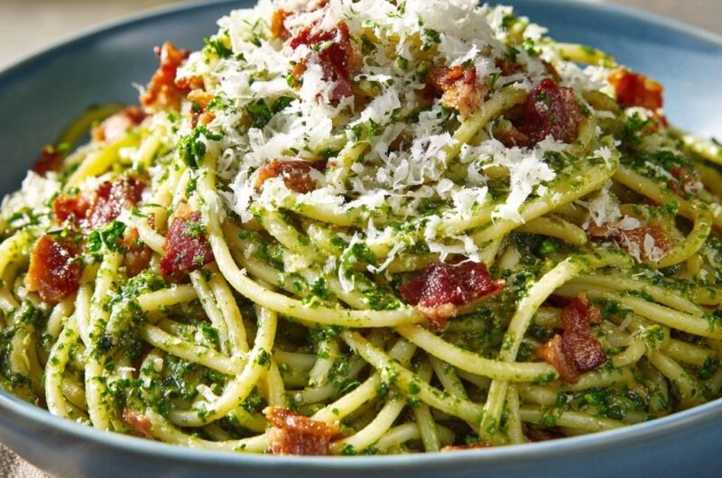 Spaghetti mit Petersilien-Pesto und krossem Bacon