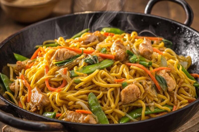 Wok-Nudeln mit Hähnchen und Gemüse