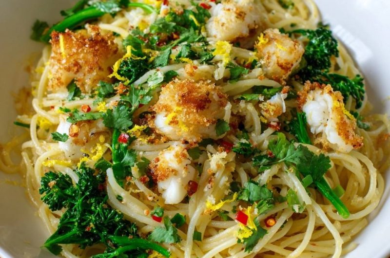 Zitronen-Knoblauch-Pasta mit knusprigem Fisch