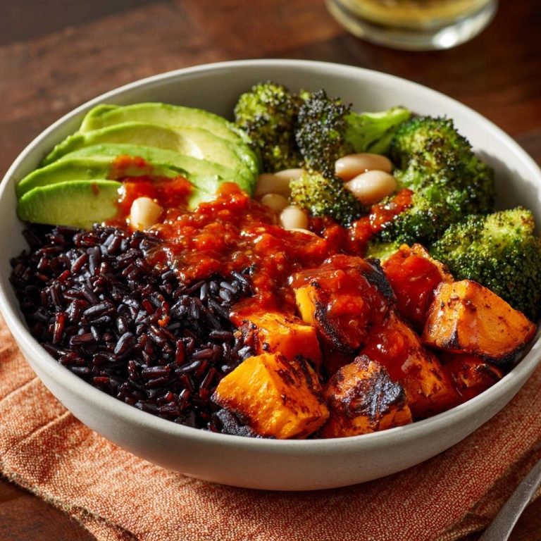 Mediterrane Power-Bowl mit schwarzem Reis, Avocado, Brokkoli und Süßkartoffeln, Nahaufnahme in einer Schüssel.