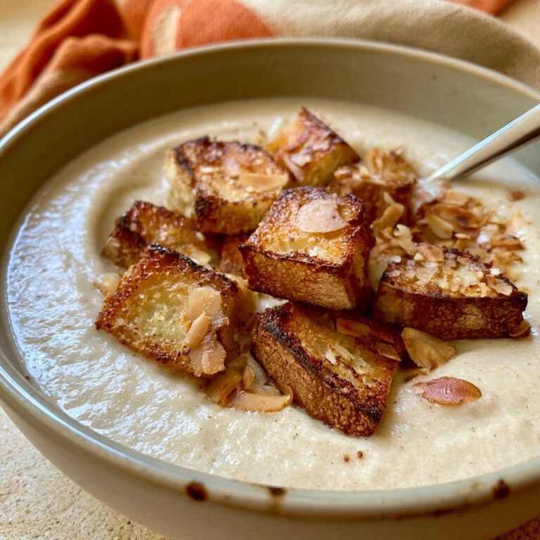 Cremige Petersilienwurzelsuppe mit Mandel-Croûtons
