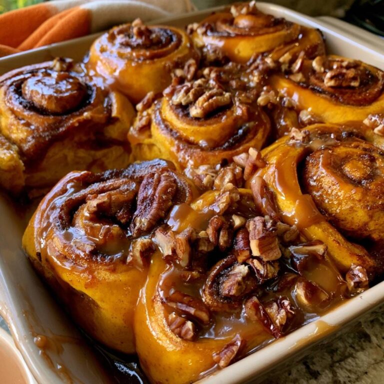 Kürbis-Zimtschnecken mit Pekannuss-Karamell